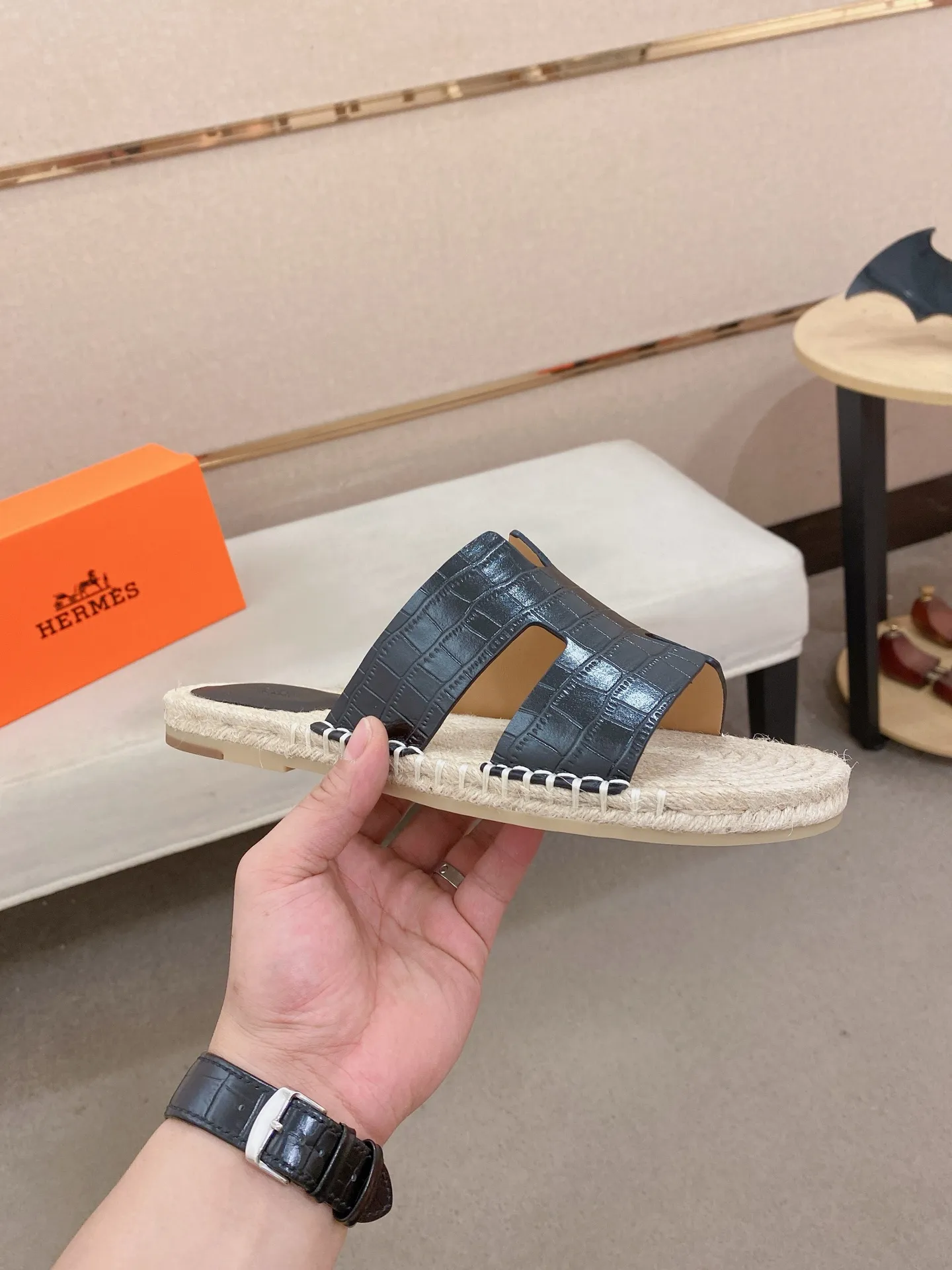 Factory price: 340💰high-end version. "HERMES" Hermès 💁♂️Men's casual slippers, compare the quality at the counter🧚🏿♂️ The upper is made of cowhide leather 🐊crocodile pattern workmanship, purely hand-drawn, raw rubber breathable and non-slip outsole, the inner is breathable and comfortable lambskin, the density is 100% comfortable, the original rubber outsole is wear-resistant and has a code number of 38-44. Can be customized 45-46-47💥🏆